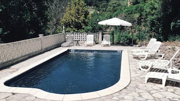 Piscine extérieure, chaises longues