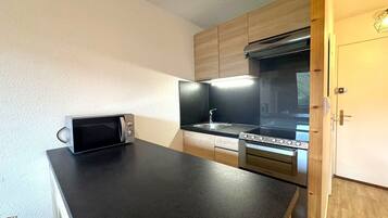 Réfrigérateur, micro-ondes, four, cafetière/bouilloire