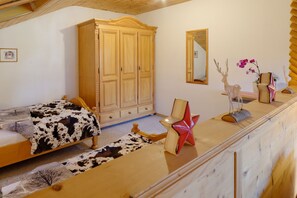 1 bedroom, iron/ironing board, free WiFi, bed sheets - Alpen-Chalet-Sol-Alpium FeWo Kaiserstüberl (DG) approx. 48sqm with private balcony  (Reit im Winkl)