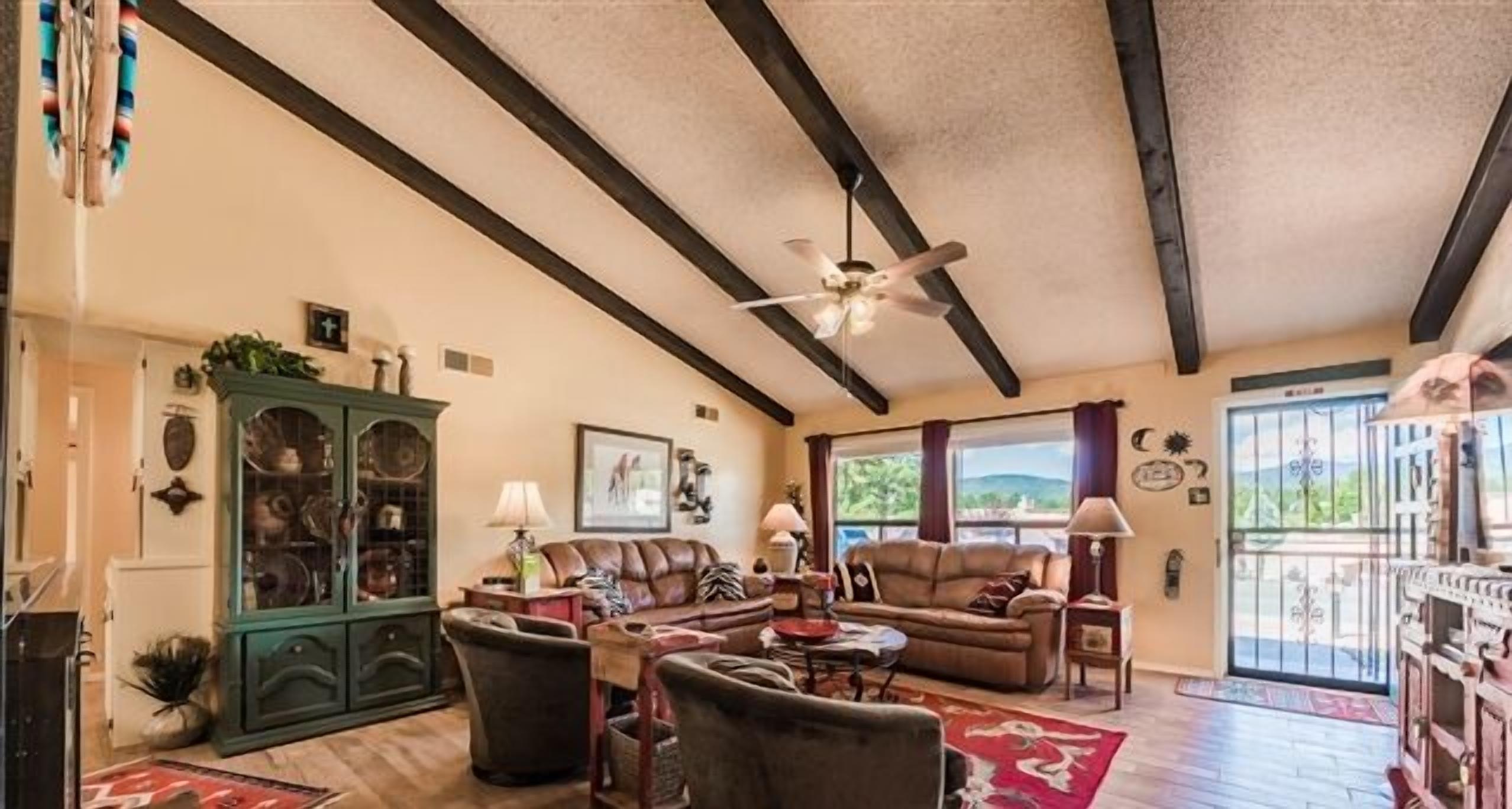 Televisión, chimenea, reproductor de DVD y libros 