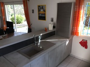 Réfrigérateur, four à micro-ondes, un four, surface de cuisson