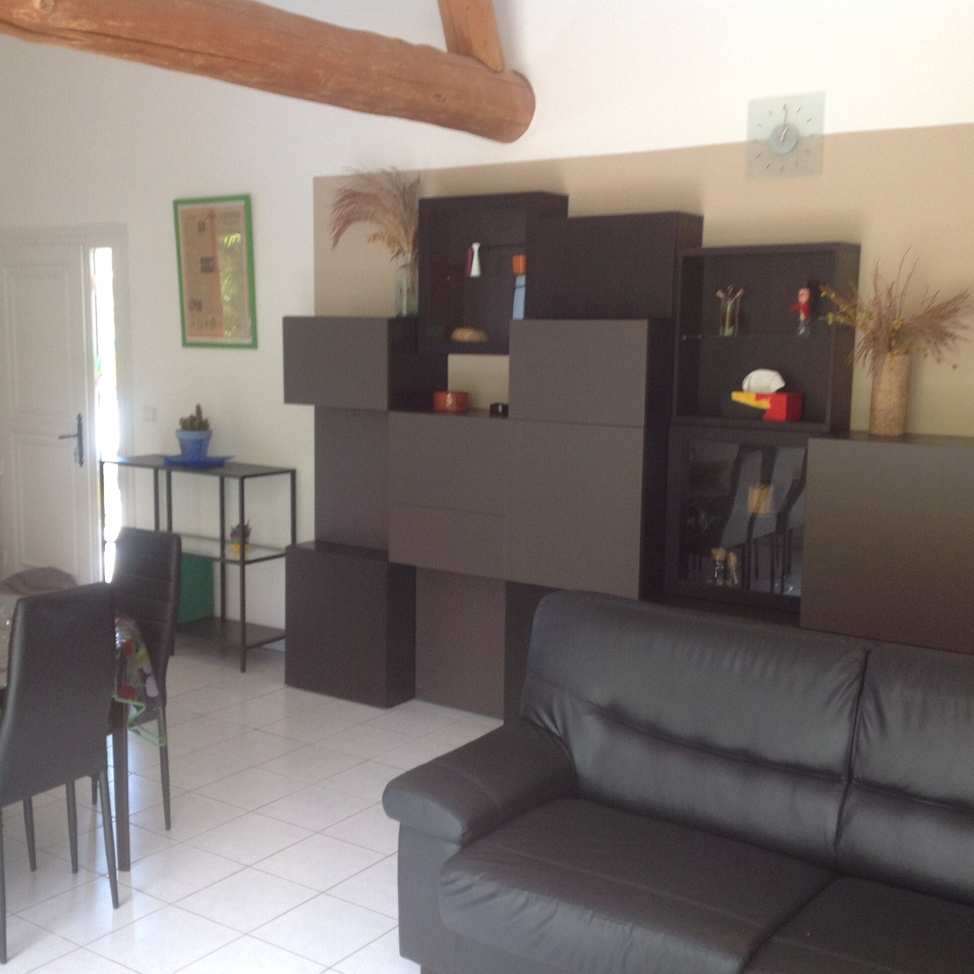 Smart-tv, een dvd-speler, boeken en een stereo