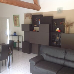 TV connectée, lecteur de DVD, livres, chaîne hi-fi