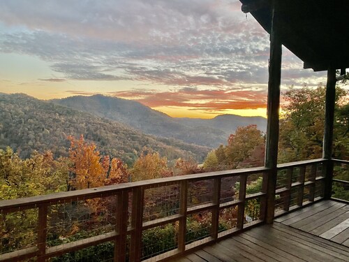 Rustic Log Cabin Sleeps 10, Awesome views, loft,  fireplace and STARLINK!