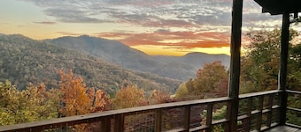 Rustic Log Cabin Sleeps 10, Awesome views, loft, fireplace and STARLINK!