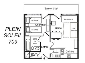 Een plattegrond van een hotelkamer, genaamd 'PLEIN SOLEIL 709', met een balkon, een eenvoudige slaapkamer, een badkamer, een eetgedeelte, een woonkamer, een keuken en een kleine salon.