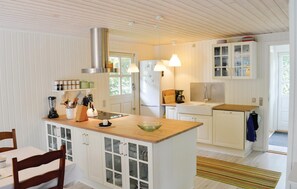 Réfrigérateur, micro-ondes, plaque de cuisson, lave-vaisselle