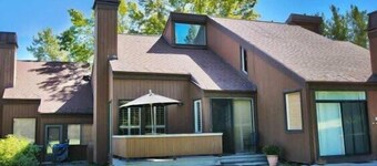 Spacious Three Kings 2BR Townhouse - Walk to Lift!