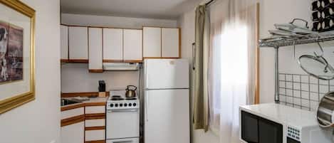 Een koelkast, een microgolfoven, een oven, een kookplaat