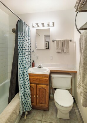 Ensemble douche/baignoire, sèche-cheveux, serviettes fournies