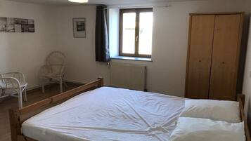 2 slaapkamers, een strijkplank/strijkijzer, gratis wifi, beddengoed