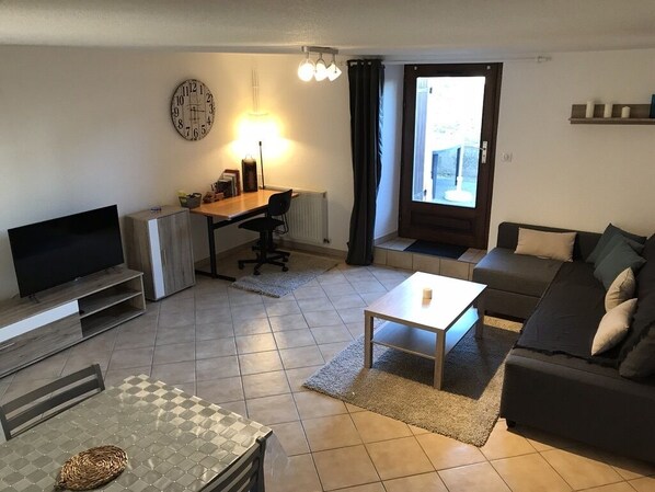 Smart TV, reproductor de DVD, libros y estéreo 