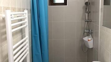 Een douche, een haardroger, zeep, shampoo