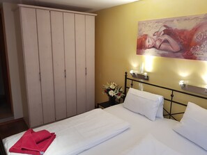 4 chambres, fer et planche à repasser, Wi-Fi gratuit, draps fournis