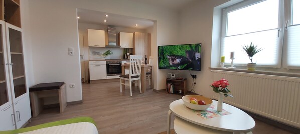 Smart TV, libros y estéreo 