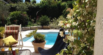 Rare, in town and quiet, refined Mazet, private pool, flower garden