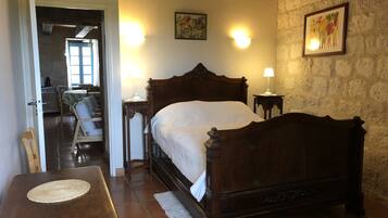 2 slaapkamers, een bureau, een strijkplank/strijkijzer, gratis wifi