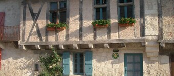 En un pueblo protegido, casa de entramado de madera con vistas a un valle arbolado