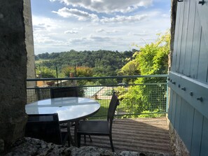 Outdoor dining - In a listed village, half-timbered house overlooking a wooded valley (Montjoi)