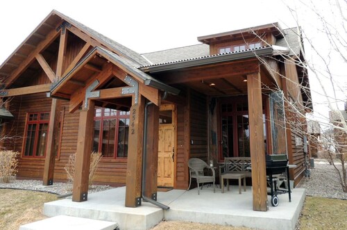 This townhouse in Legend's on Bridger Creek is beautifully finished.