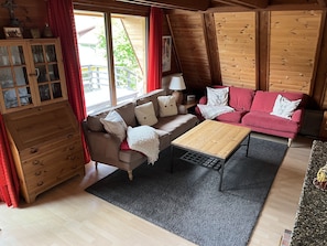 Smart-TV, Kamin, DVD-Player, Bücher