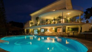 Un bâtiment moderne à deux étages doté d’une piscine.