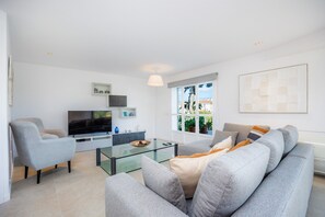 TV, mesa de pingue-pongue