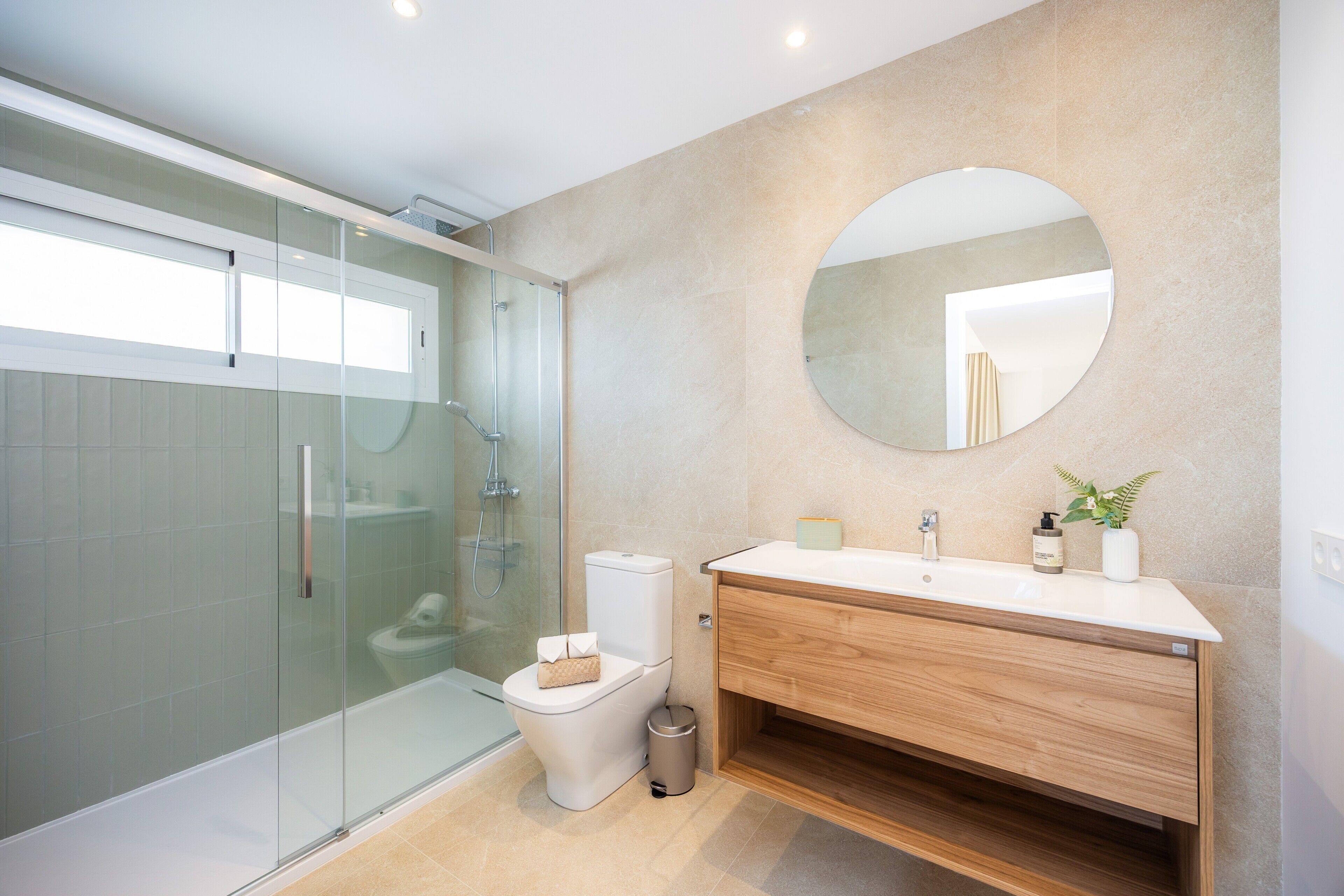 Bathtub, free toiletries, hair dryer, towels