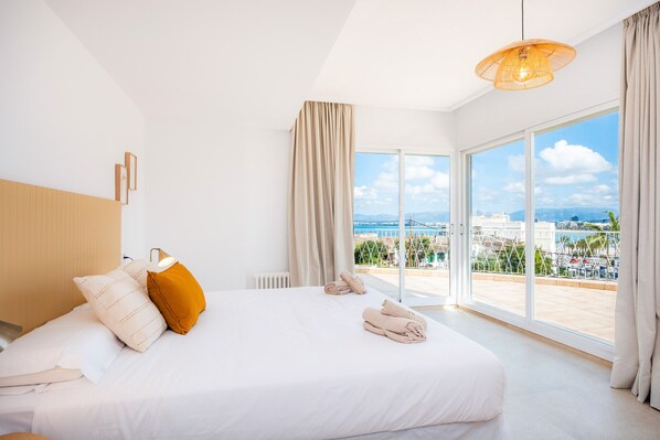 8 bedrooms, iron/ironing board, free WiFi, bed sheets - Villa "Son Veri de la Marina" with Pool and Sea View (Llucmajor)