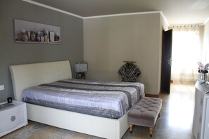 8 Schlafzimmer, BĂŒgeleisen/BĂŒgelbrett, Internetzugang, BettwĂ€sche