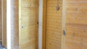 Una puerta de madera con un adorno en forma de corazón y una pequeña placa.