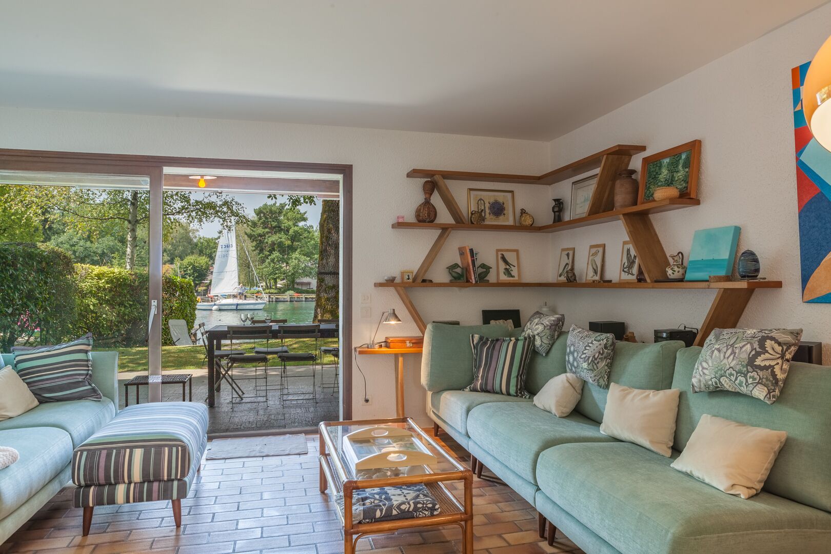 TV connectée, cheminée, table de tennis de table, livres