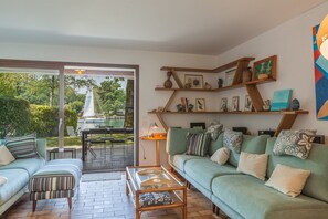 Smart-tv, een open haard, een tafeltennistafel en boeken