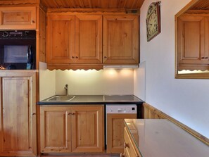 Een koelkast, een microgolfoven, een kookplaat, een vaatwasser