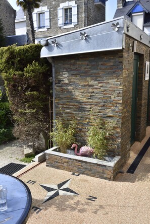 Exterior detail - The colonial furnished short-term (Saint-Malo)