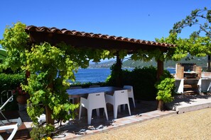 Outdoor dining - Waterfront self-catered house  (Coti-Chiavari)