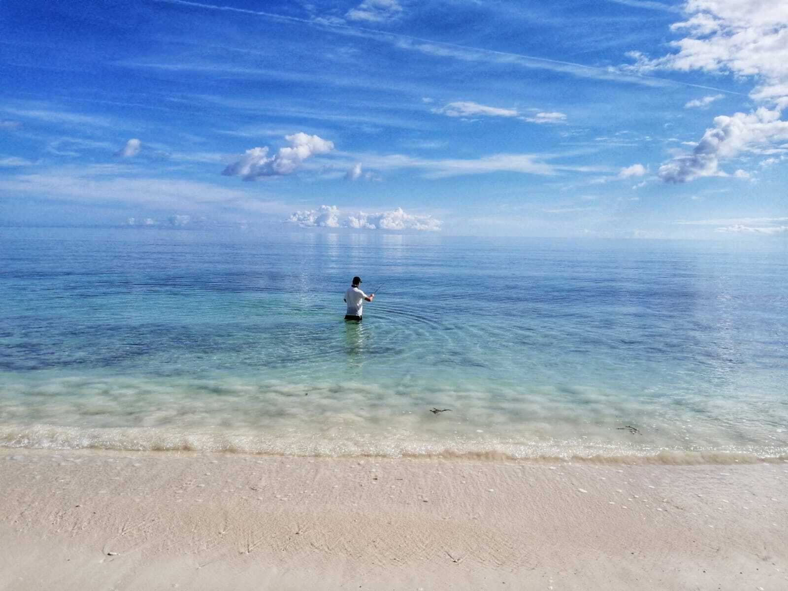 På stranden, solsenger og strandhåndklær