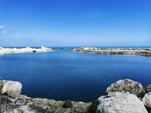 Plage, chaises longues, serviettes de plage