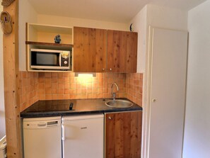 Kylskåp, mikrovågsugn, spishäll och diskmaskin