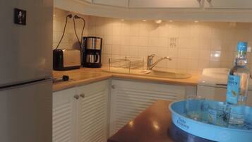 Coffee/tea maker, fridge, oven, stovetop