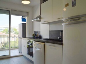 Kühlschrank, Mikrowelle, Ofen, Geschirrspüler