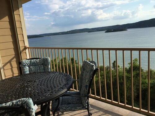 Simply Irresistible III ** Right on the Lake and Close to All the Action!!