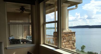 Simply Irresistible III ** Right on the Lake and Close to All the Action!!