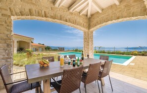 Outdoor dining - Gorgeous home in Veprinac with sauna (Veprinac)