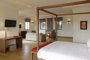 8 slaapkamers, een kluis op de kamer, een bureau