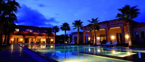 Outdoor pool, a heated pool