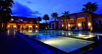 Villa MEXANCE grande capacité d'accueil, piscine privée chauffée, Fitness & SPA