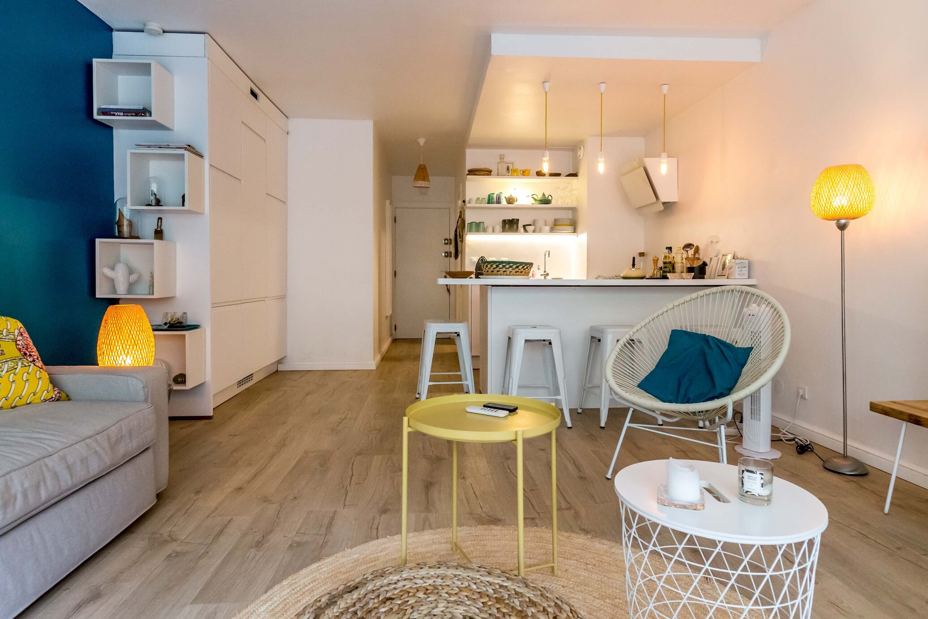 TV, bøker og stereoanlegg