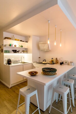 Een koelkast, een oven, een kookplaat, een koffiezetapparaat/waterkoker