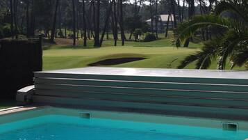 Una piscina al aire libre, una piscina climatizada